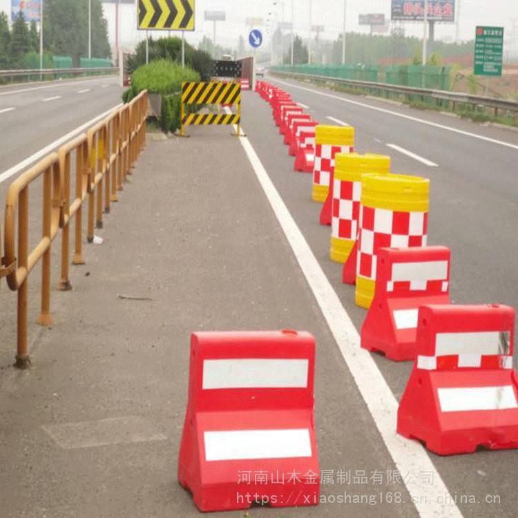 河南山木生產(chǎn)水馬圍擋護(hù)欄 公路臨時(shí)交通隔離管制設(shè)施 注水塑料圍擋